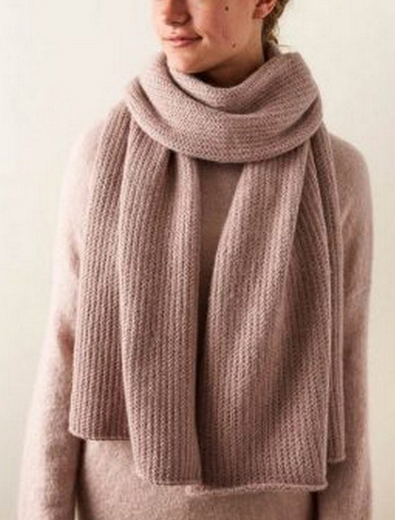 Une magnifique écharpe tricotée en baby alpaga. Toute douce, un