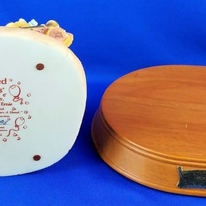 以下が含まれることがあります： 木製の台座の上に座っているテディベアファミリーのセラミック製フィギュア。台座には、「Cherished Teddies Annual Birthday Collection, Brittany, Colby, Danny and Rose "To the Best" And Five Cherished Friends A Hand-Painted Limited Edition by The Bradford Exchange.  #1790 "The Best" Collection 2003.」という銘板が取り付けられています。