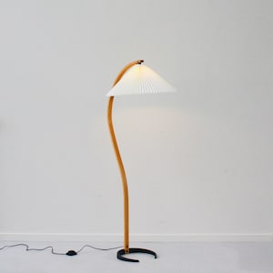 An original Danish Caprani floor lamp in beech wood | 1970s