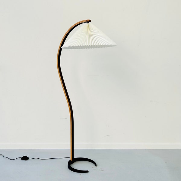 A dark wood Caprani floor lamp | 1970s | Denmark