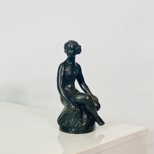 Une figurine en métal « Femme sur pierre » de Just Andersen | Années 1930