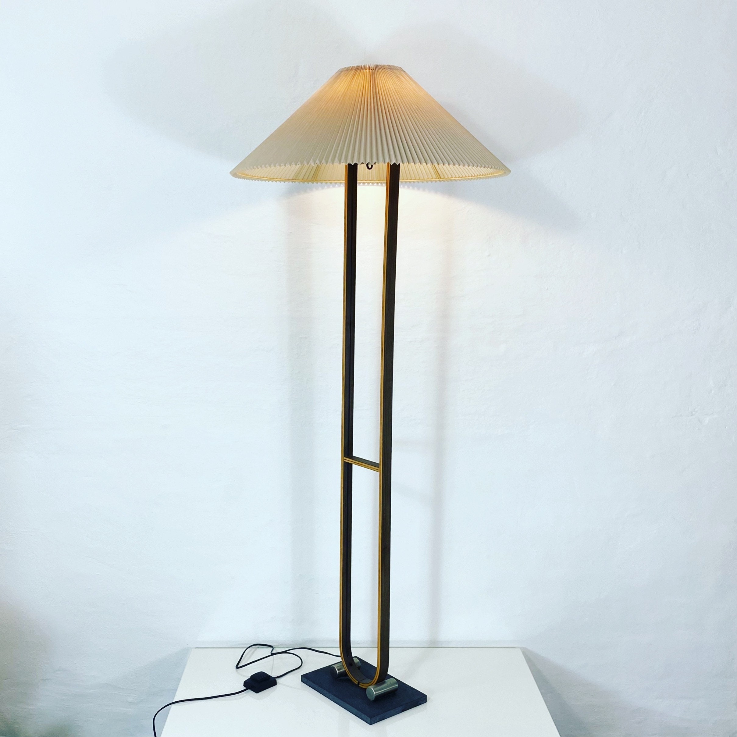 Un Lampadaire Rare en Placage de Chêne Fumé Plié Par Caprani Light | Des Années 1970 Danemark