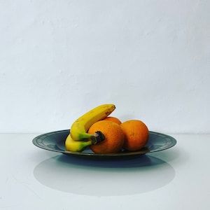 Une grande assiette de fruits en bronze de Just Andersen