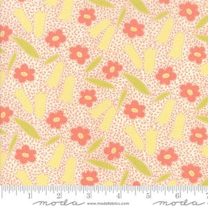 Op de afbeelding: Stof met een bloemenpatroon van koraalkleurige bloemen, gele tulpenvormen en groene bladeren op een crèmekleurige achtergrond. Het ontwerp bevat kleine rode streepjes. Een liniaal is zichtbaar, samen met het woord "moda".