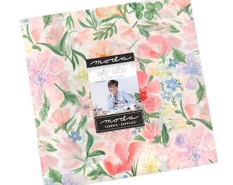 Pode incluir: Um painel de tecido quadrado com um padrão floral em tons de rosa, pêssego, verde e azul. O tecido é rotulado "Sweet Cecily" por Janet Clare, com o logotipo Moda Fabrics & Supplies.