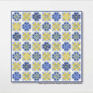 Könnte beinhalten: Ein Quiltmuster namens "Scarlett's Cottage" mit einem blauen und gelben Sternendesign. Das Muster ist 105 Zoll mal 105 Zoll groß und Teil der Summer Breeze Collection von Moda Fabrics. Das Muster wurde von Natalie Crabtree von Crabtree Arts Collective entworfen.