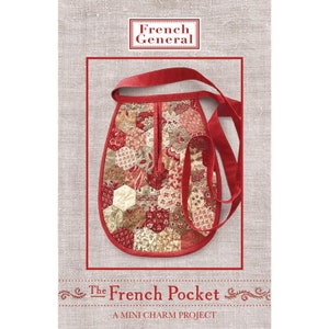 Puede incluir: Un bolsillo de tela roja con una correa roja, que presenta un diseño de patchwork de tela roja, marrón y crema. El bolsillo está etiquetado como "The French Pocket" y "A Mini Charm Project".
