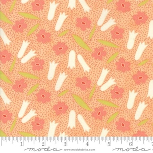 Op de afbeelding: Stof met een herhalend bloemenpatroon. Het ontwerp toont koraalkleurige bloemen, witte tulpvormige elementen en groene bladeren op een perzikachtergrond. De stof heeft een gestippelde textuur.