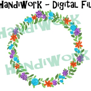 Puede incluir: Una corona de hojas verdes con flores azules, moradas y naranjas. La corona es un círculo y tiene un fondo blanco.