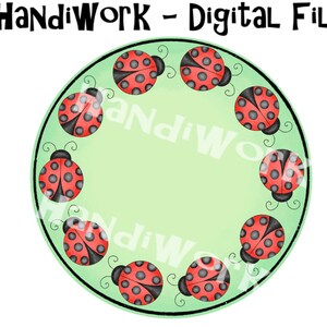 Puede incluir: Un círculo verde con un contorno negro, decorado con un anillo de mariquitas rojas con puntos negros. Las mariquitas están mirando hacia adentro, hacia el centro del círculo.