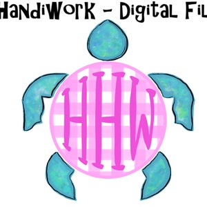 Op de afbeelding: Een roze en witte geruite cirkel met de letters "HHW" in roze erin. De cirkel wordt omringd door een blauwe en groene aquarel schildpaden schild.