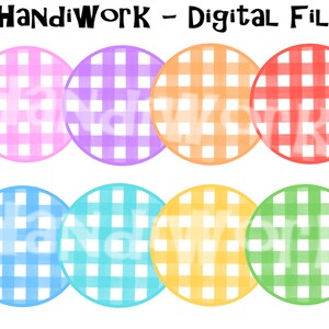 Puede incluir: Ocho imágenes digitales de clipart de círculos de cuadros vichy en varios colores pastel, incluyendo rosa, morado, naranja, rojo, azul, turquesa, amarillo y verde. El patrón de cuadros vichy es blanco sobre un fondo de color. El texto "HandiWork - Digital File" está en la parte superior de la imagen.