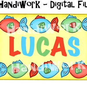 Puede incluir: Un fondo amarillo con seis peces coloridos y el nombre "LUCAS" en letras grandes y coloridas.