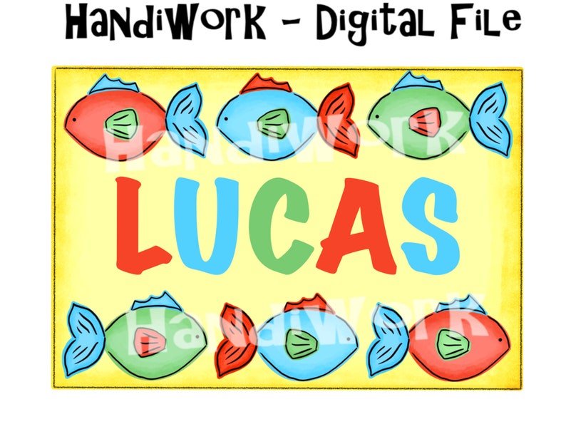Puede incluir: Un fondo amarillo con seis peces coloridos y el nombre "LUCAS" en letras grandes y coloridas.