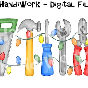 Op de afbeelding: Een digitaal bestand met een handgetekend ontwerp van vijf gereedschappen versierd met een kerstlichtjesketting. De gereedschappen omvatten een zaag, een hamer, een schroevendraaier, een moersleutel en een tang. De gereedschappen zijn allemaal in verschillende kleuren, en de lichtjes zijn rood, groen, blauw en geel.