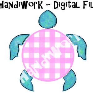 Op de afbeelding: Een roze en witte gingham gepatroneerde schildpad met blauwe en groene schild details. De schildpad is een digitaal bestand.