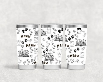Puede incluir: Tres vasos de acero inoxidable con fondo blanco e ilustraciones en negro y marrón de gatos, huellas de patas, corazones, flores y la palabra "MEOW".