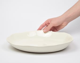 Handgemachte weiße Servierplatte aus Porzellan, Studiokeramik