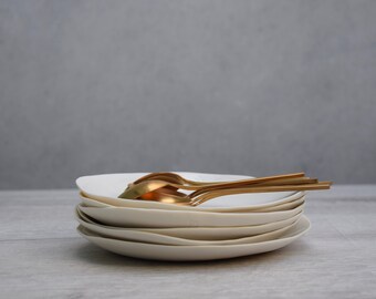 Conjunto de 4 pratos de sobremesa de porcelana branca feitos à mão, cerâmica italiana.