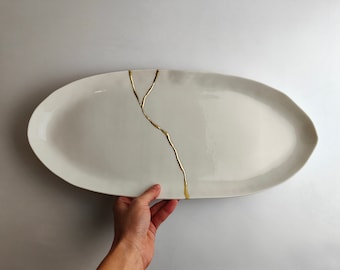 white porcelain kintsugi oval plate, handmade in Italy, kintsukuroi, 22kt gold leaf repair, one-of-a-kind artistic piece, READY TO SHIP