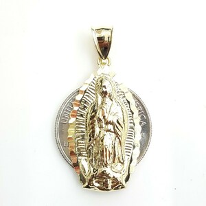 Französische Jungfrau Maria 18K Gelbgold Charm-Anhänger Im Angebot Bei