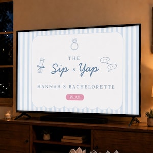 Könnte beinhalten: Ein Fernsehbildschirm zeigt eine hellblau-weiß gestreifte Grafik mit dem Text THE Sip & Yap HANNAH'S BACHELORETTE und einem rosa PLAY-Button. Der Bildschirm enthält Symbole eines Diamantrings, eines Champagnerglases und Sprechblasen.