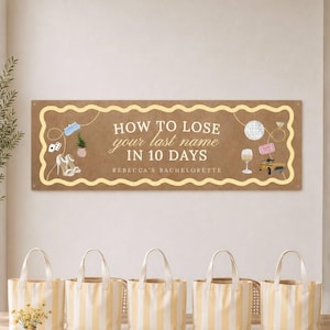 Può includere: Uno striscione rettangolare marrone con un bordo ondulato color crema che riporta il testo "HOW TO LOSE your last name IN 10 DAYS" e "REBECCA'S BACHELORETTE" con illustrazioni di una palla da discoteca, calice di vino, tacchi e auto. Cinque borse a righe crema e bianche.