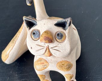 Sculpture de chat en céramique faite à la main, figurine de chat fantaisiste en poterie, chat joueur au dos arqué, œuvre d'art unique en grès