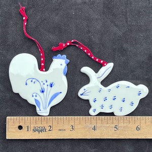 Paire de luminaires blancs et bleus | Cartes Hallmark Décorations de Noël | Peint à la main | Décorations vintage coq et lapin