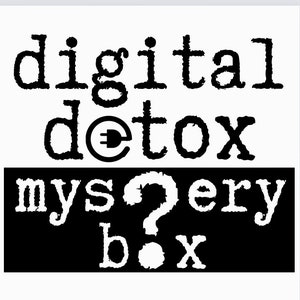 Caixa misteriosa | Antes que existisse a Internet | Revistas Vanity Fair | Fita cassete e fita mista e guloseima bônus | Ótima ideia de presente