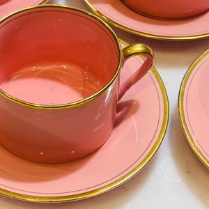 Pu&ograve; includere: Un set di tazzine da t&egrave; e piattini rosa con bordo dorato. Le tazzine e i piattini sono in porcellana e hanno un design delicato e femminile.