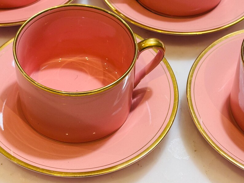 Pu&ograve; includere: Un set di tazzine da t&egrave; e piattini rosa con bordo dorato. Le tazzine e i piattini sono in porcellana e hanno un design delicato e femminile.