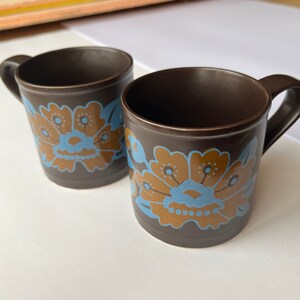 Coppia di tazze marroni / Prodotte in Inghilterra, Ironstone Staffordshire