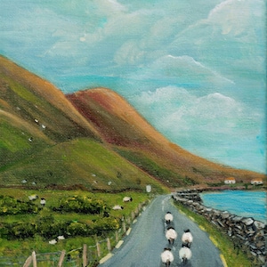 Puede incluir: Pintura al óleo de un paisaje con una carretera y un rebaño de ovejas. Colinas verdes y un cielo azul con nubes forman el telón de fondo. Un muro de piedra bordea la carretera que conduce a una masa de agua.