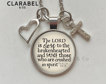 Collar "Cerca de los corazones rotos" con dijes, colgante con versículo bíblico sobre el duelo (Salmo 34:18). Personalización gratuita opcional.