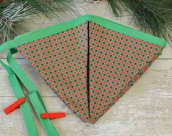 Christmas Bunting: Red & Green Flags, 12 Pennants