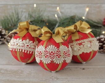 Boules de Noël en tissu rouge : lot de décorations en dentelle
