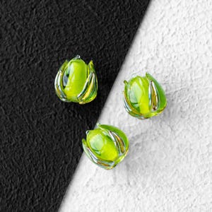 Cuentas de vidrio soplado hechas a mano con forma de capullo de flor verde
