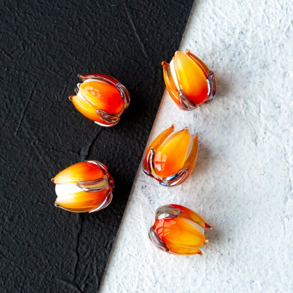 Capullo de tulipán naranja, cuenta floral artesanal de vidrio soplado, 1 pieza