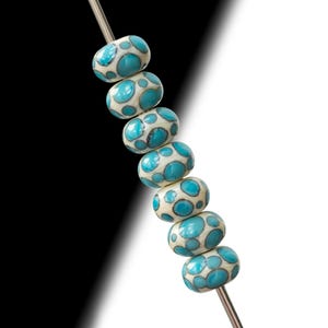 Beige en blauwe handgemaakte lampwork dots glazen afstandskralen