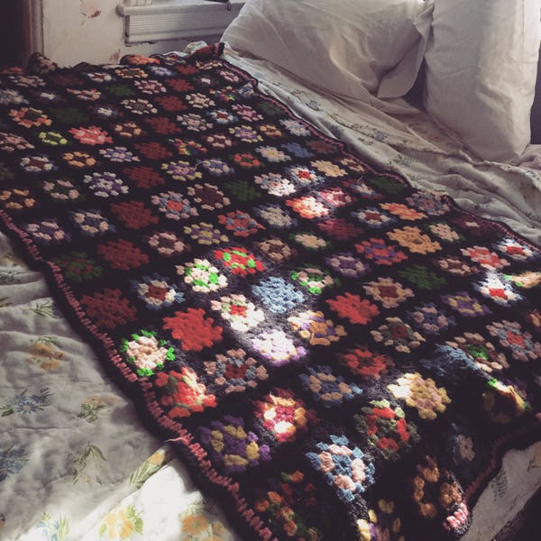 Vintage 60s flower granny crochet blanket