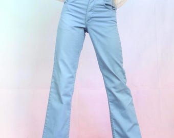 Puede incluir: Un par de pantalones vaqueros de pierna recta de color azul claro de cintura alta.