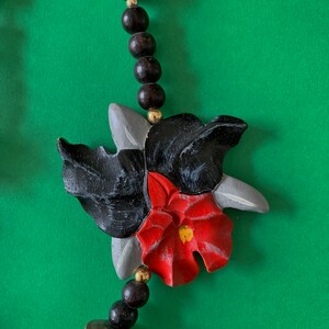 Vintage Wood Bead Tropical Flower Necklace Black