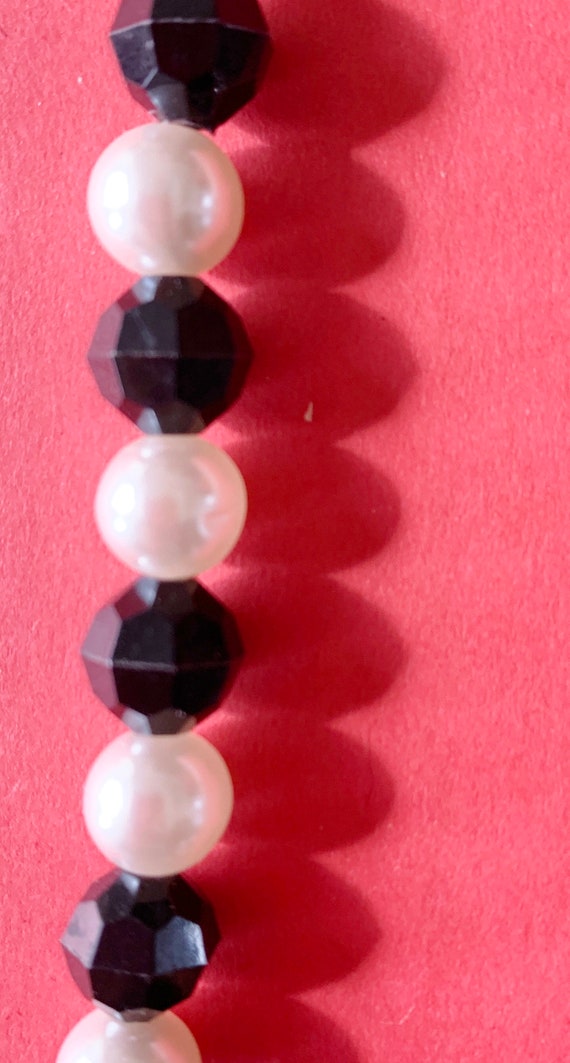 Vintage Round White and Faceted Black Bead Necklac
