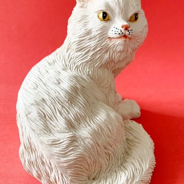 Vintage Lightweight Resin White Cat Figurine by Trippie's