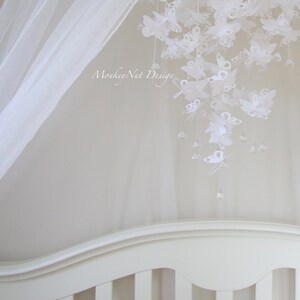 Móvil de mariposa/Móvil de mariposa blanca/Móvil de mariposa con dosel/Mariposas blancas/Móvil de mariposa 3D/Accesorio de fotografía/Baby shower/Guardería del bebé.