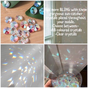 K&ouml;nnte beinhalten: Nahaufnahme von regenbogenfarbenen Kristall-Sonnenf&auml;ngern. Die Kristalle sind klar und haben einen Regenbogeneffekt. Der Text im Bild lautet: "F&uuml;gen Sie mehr BLING mit diesen wundersch&ouml;nen Sonnenf&auml;ngern hinzu, die in Ihrem Mobile platziert werden. W&auml;hlen Sie zwischen: -AB-farbigen Kristallen -Klar-Kristallen"