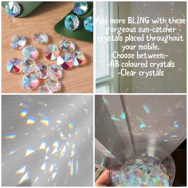 K&ouml;nnte beinhalten: Nahaufnahme von regenbogenfarbenen Kristall-Sonnenf&auml;ngern. Die Kristalle sind klar und haben einen Regenbogeneffekt. Der Text im Bild lautet: "F&uuml;gen Sie mehr BLING mit diesen wundersch&ouml;nen Sonnenf&auml;ngern hinzu, die in Ihrem Mobile platziert werden. W&auml;hlen Sie zwischen: -AB-farbigen Kristallen -Klar-Kristallen"