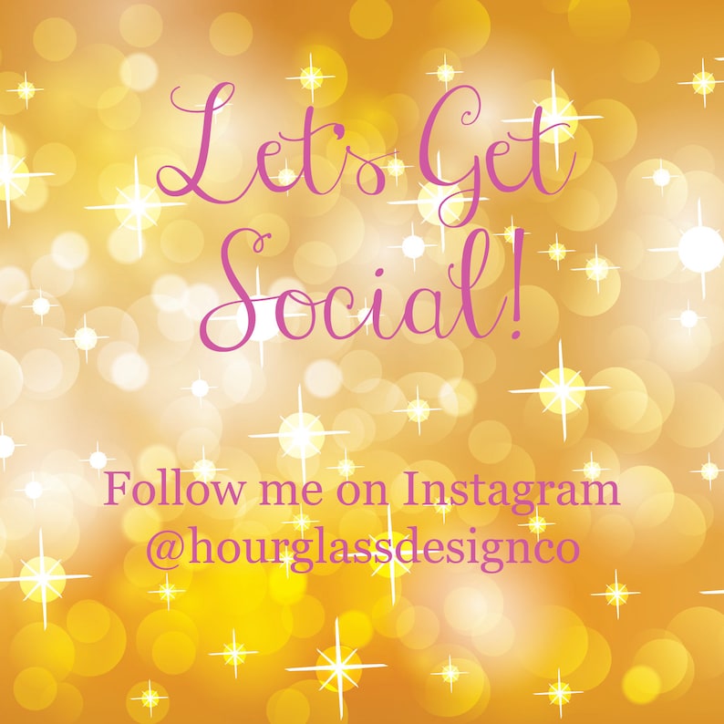 Puede incluir: Un fondo dorado con un efecto de bokeh borroso y estrellas blancas. El texto "Let's Get Social!" est&aacute; escrito en cursiva rosa. Debajo del texto est&aacute; el mensaje "Follow me on Instagram @hourglassdesignco".