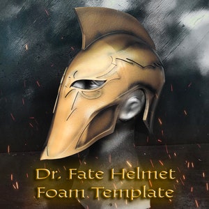 Op de afbeelding: Een gouden foam helm sjabloon voor het maken van een Dr. Fate helm. De helm heeft een opvallende, puntige kam en ingewikkelde details.